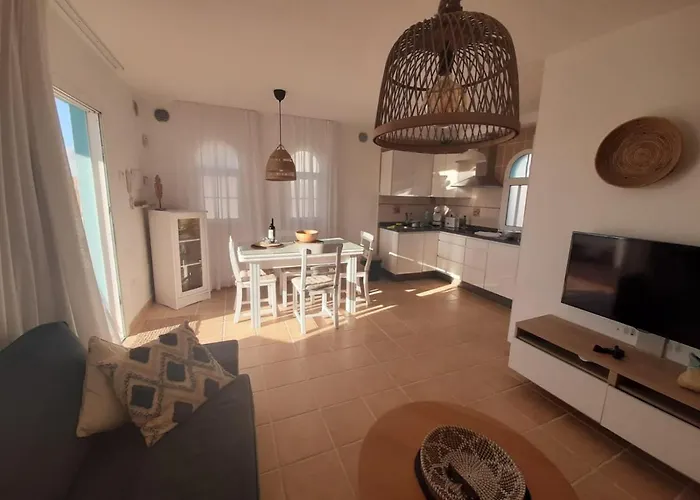 別荘 Cozy, House , By Mahbovillas ラ・オリーバ